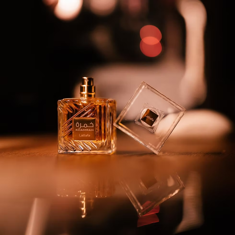 Lattafa Khamrah 100 ml – vedere ambientală cu capacul detașat
