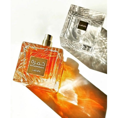 Lattafa Khamrah 100 ml – vedere oblică cu capacul detașat
